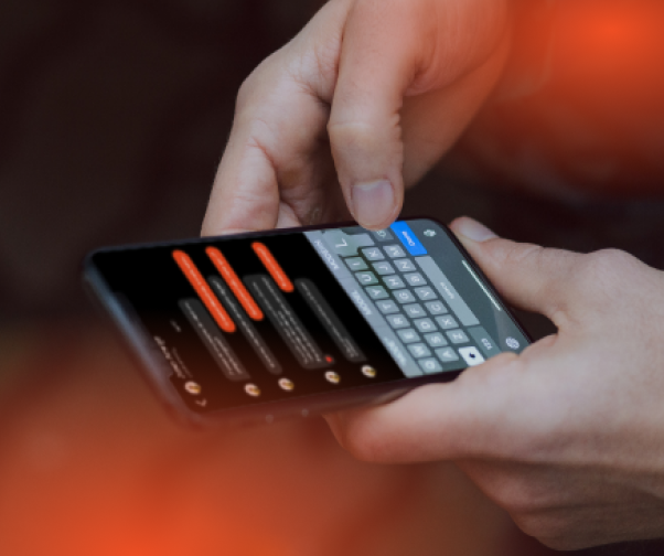 Uma pessoa está digitando em um celular com um teclado