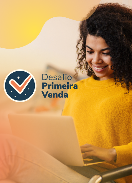 Uma mulher com um suéter amarelo está usando um laptop