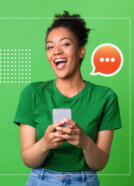 Uma mulher de camisa verde está rindo enquanto segura um celular.