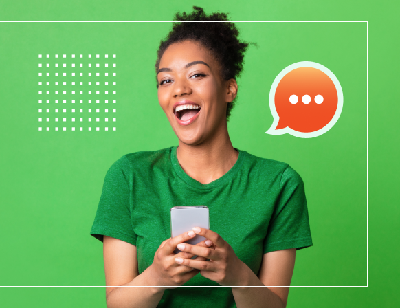 Uma mulher de camisa verde está rindo enquanto segura um celular.