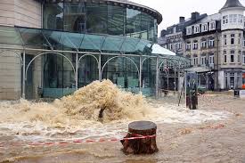 Égout soulevé par la puissance de l'eau ! Inondation à Spa