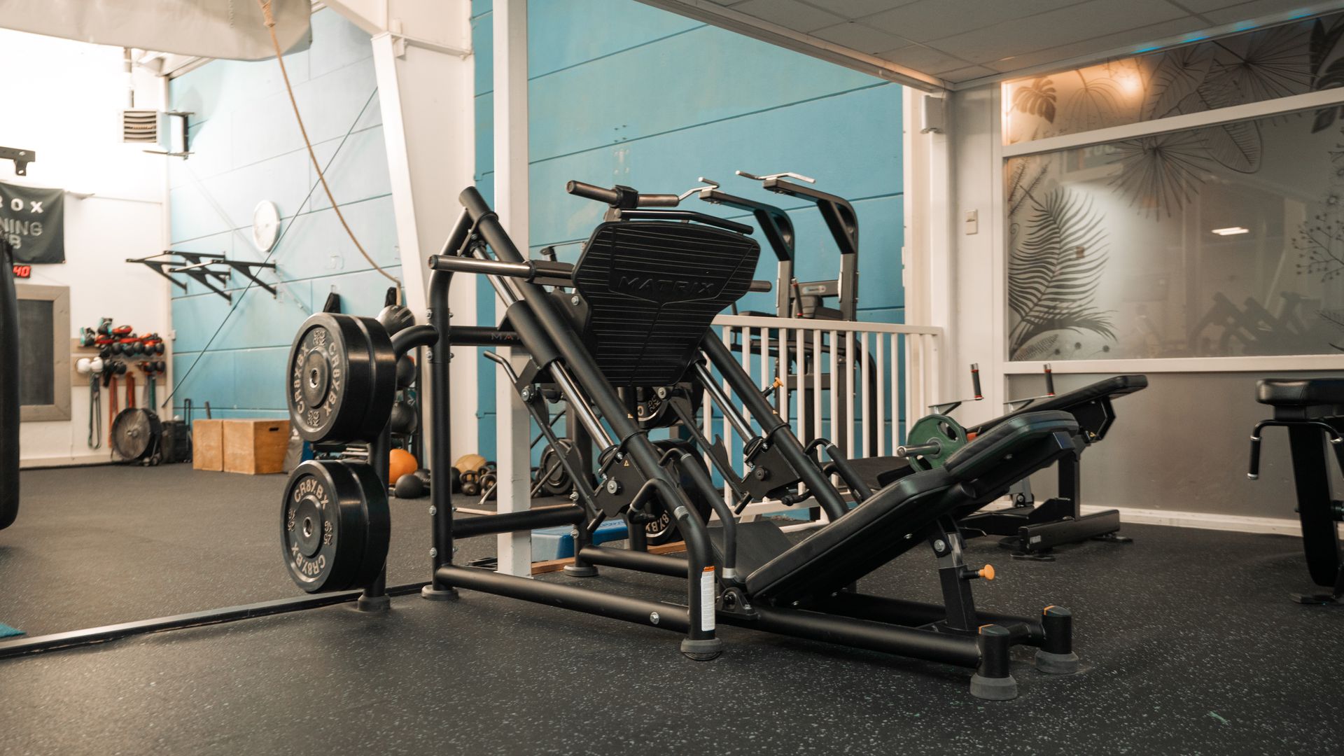 Gewichtsmachine met gewichtsschijven in een sportschool.