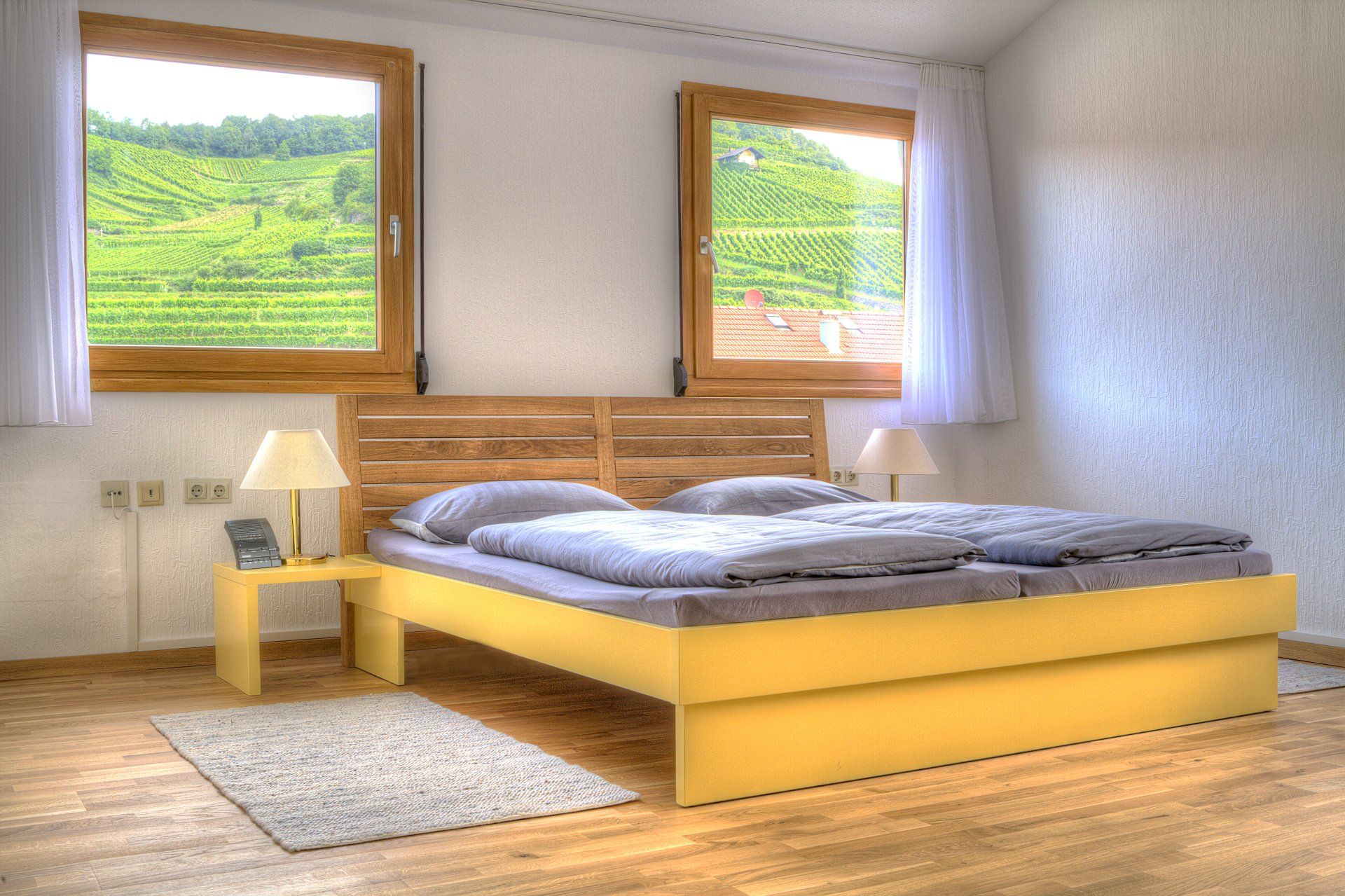 zimmer im haus am weingarten mit ausblick auf die weinberge aus dem fenster