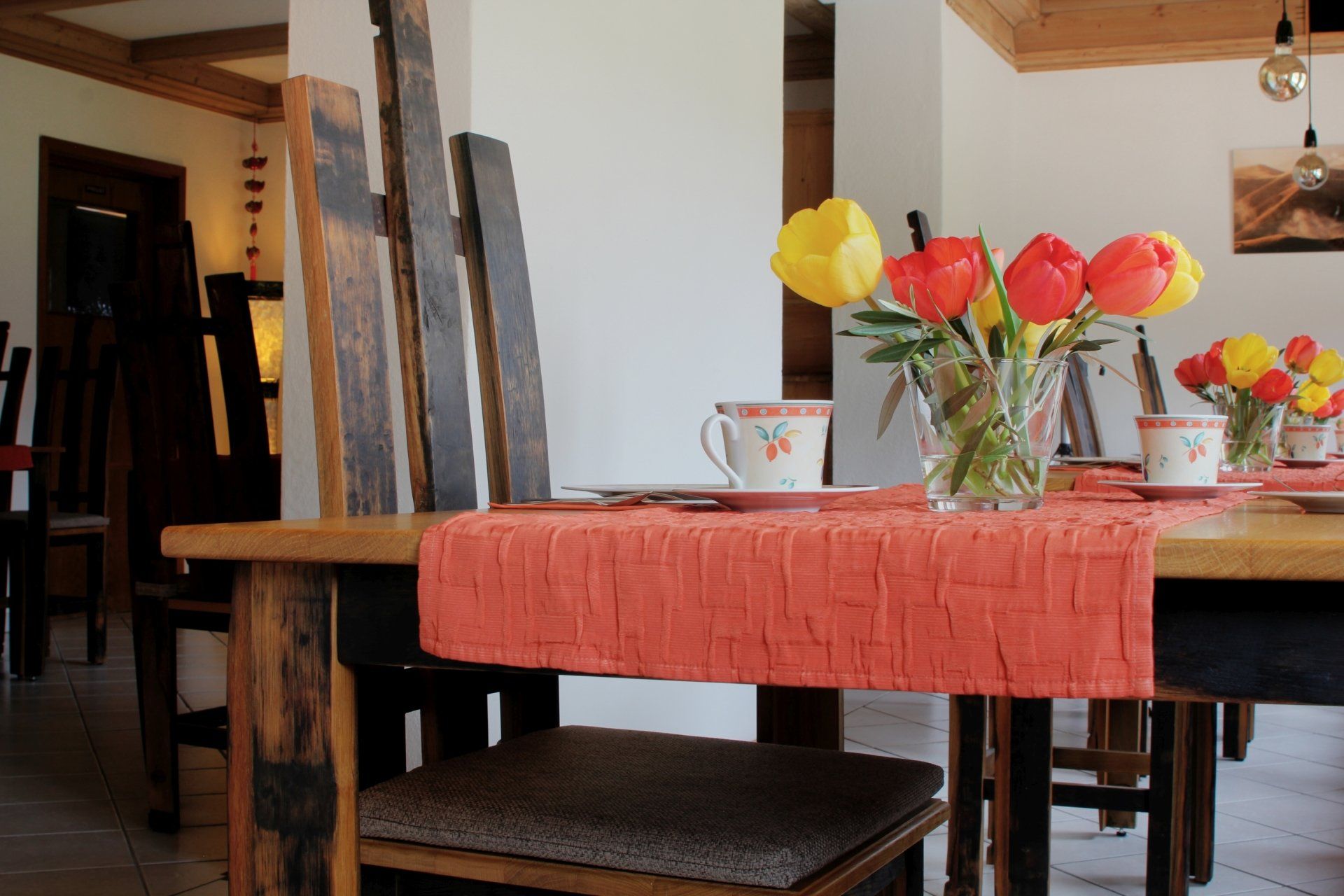 mit frischen bunten Tuplen geschmückter Frühstückstisch im Haus am Weinberg