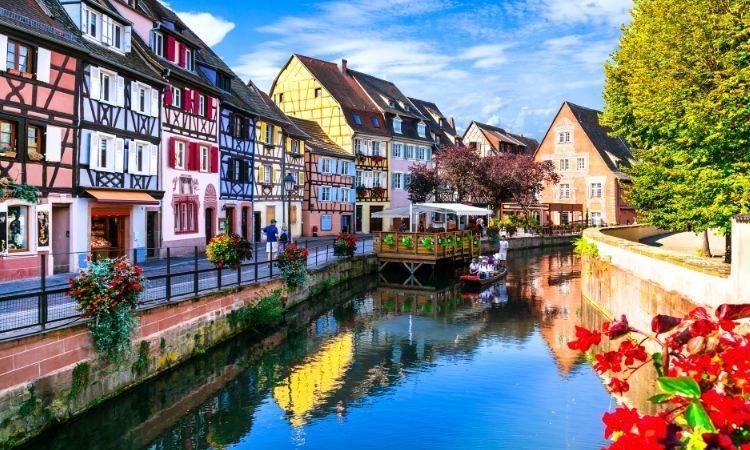 blick auf die malerischen bunten häuser in colmar am wasser in la petite venise