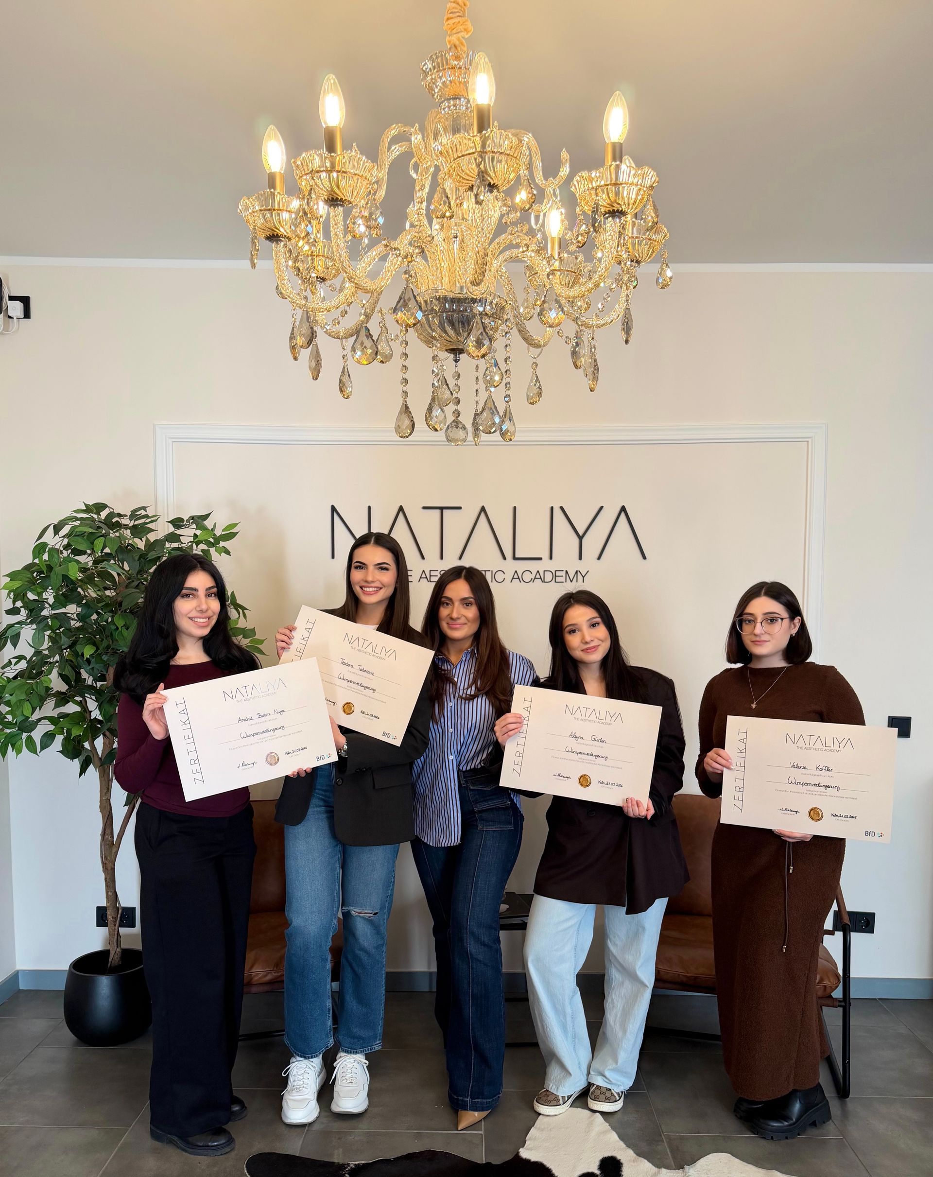 Fünf Personen mit Zertifikaten  aufgenommen in der NATALIYA Aesthetic Academy für Wimpernschulung in Köln