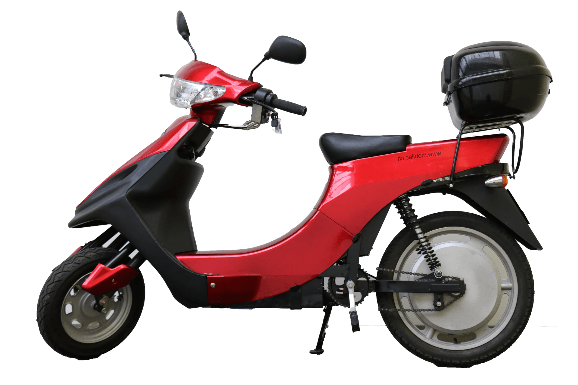 Un scooter rouge avec une boîte noire à l'arrière
