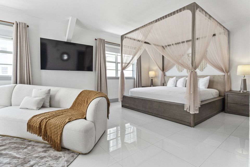 Penthouse City with four-poster canopy bed