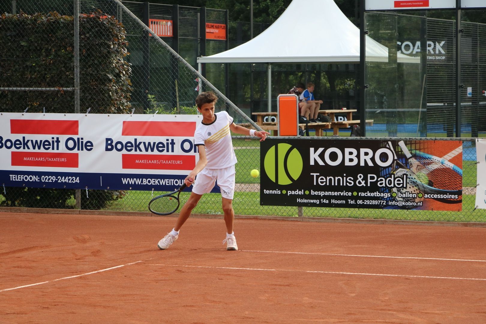 Tennisser op een gravelbaan bij HLTV Juliana in Hoorn