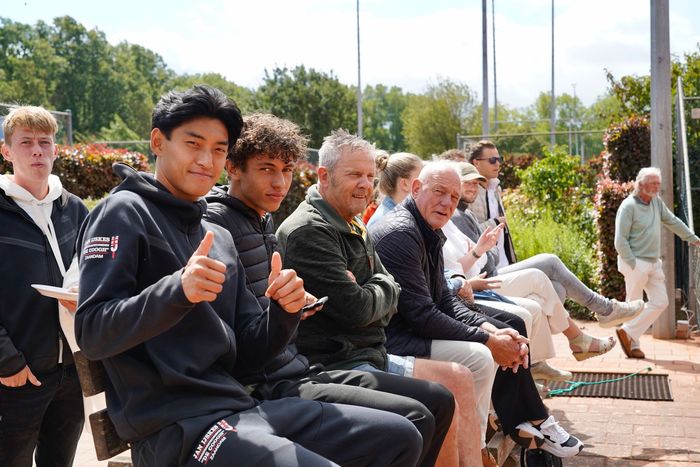 Leden en publiek kijken samen naar een wedstrijd op het park van HLTV Juliana