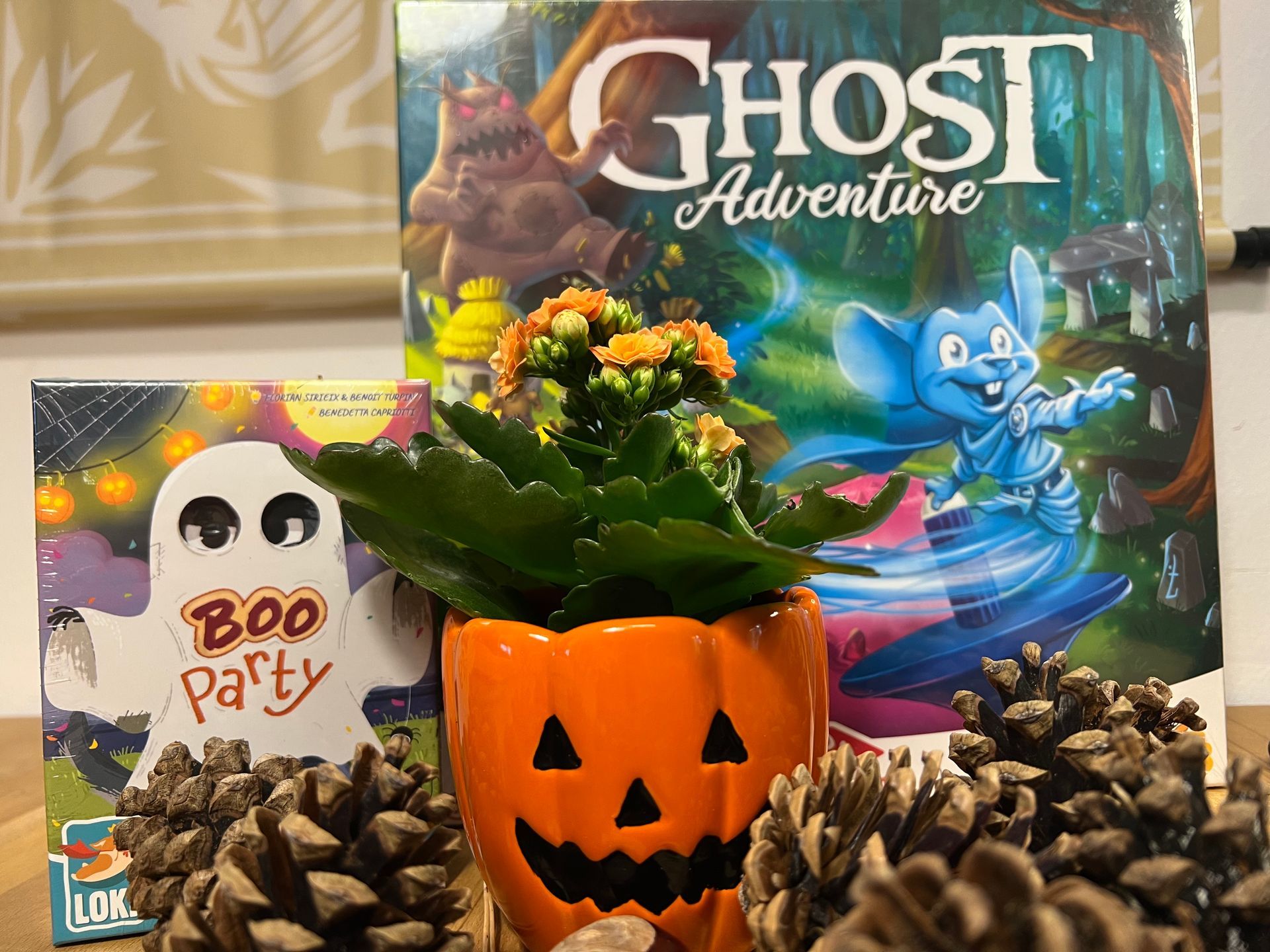 Halloweenbordspellen Boo Party en Ghost Adventure met een oranje pompoenpot en herfstdecoratie bij D