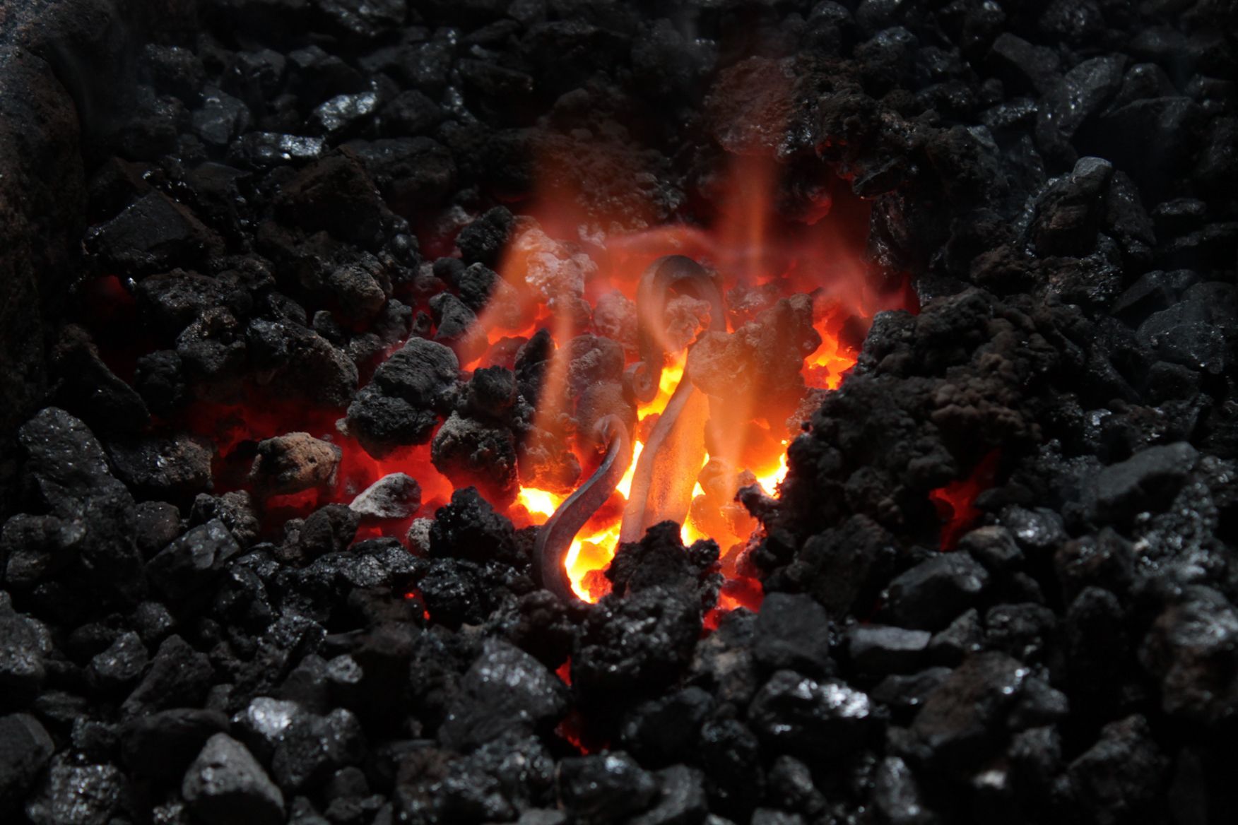 Eine Nahaufnahme eines Feuers in einem Kohlenhaufen