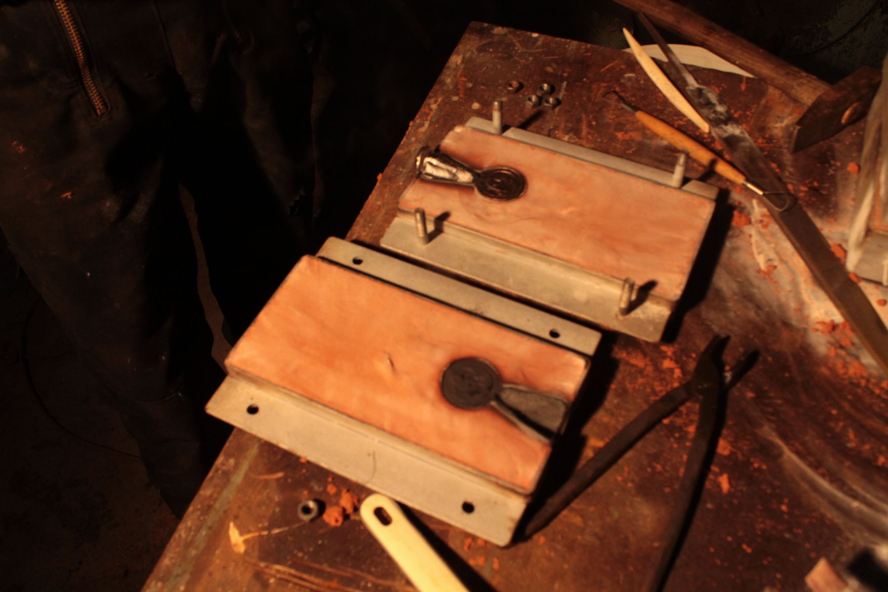 Zwei Holzstücke mit dem Buchstaben v darauf
