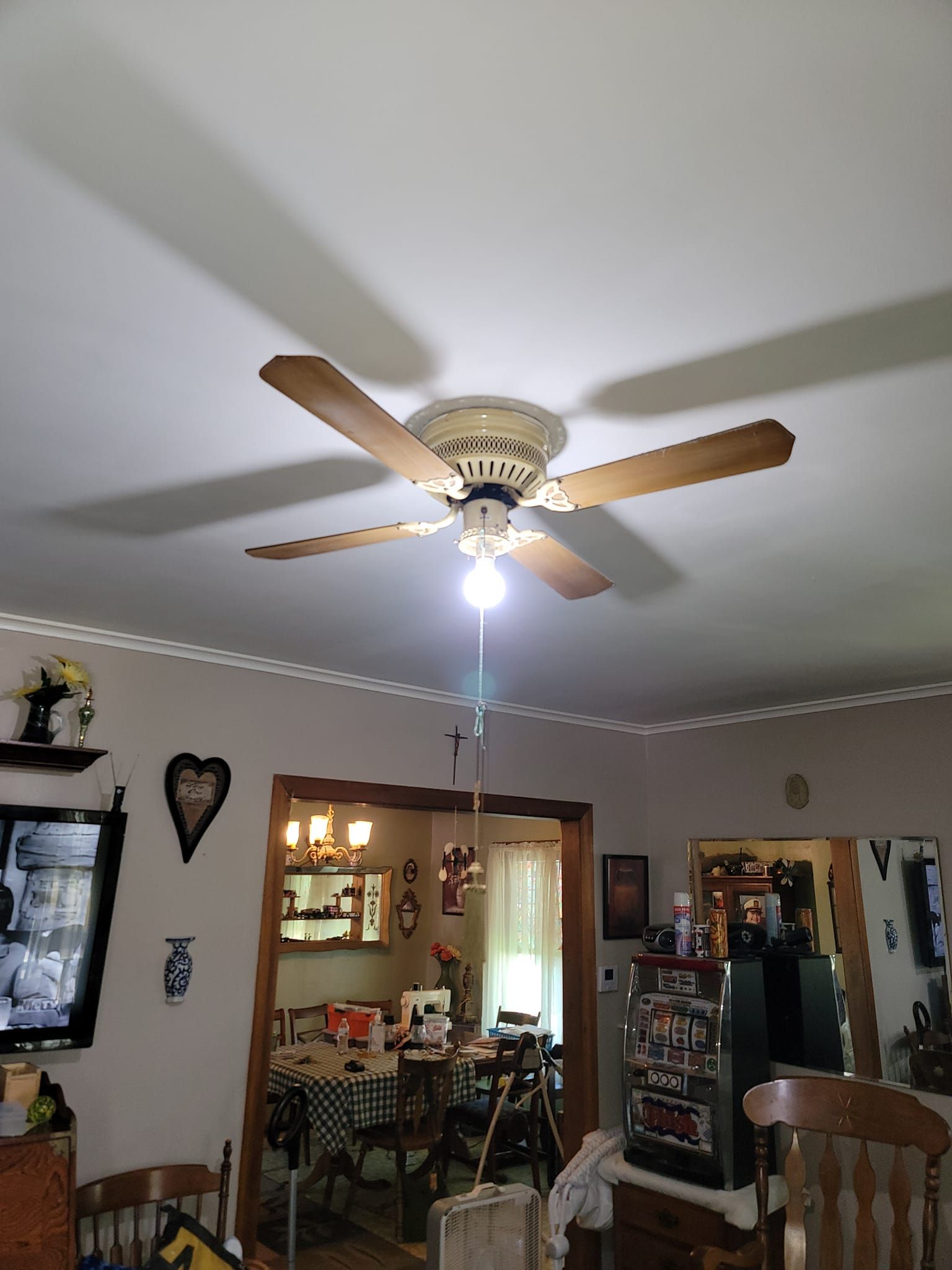 A ceiling fan is hanging from the ceiling of a living room.