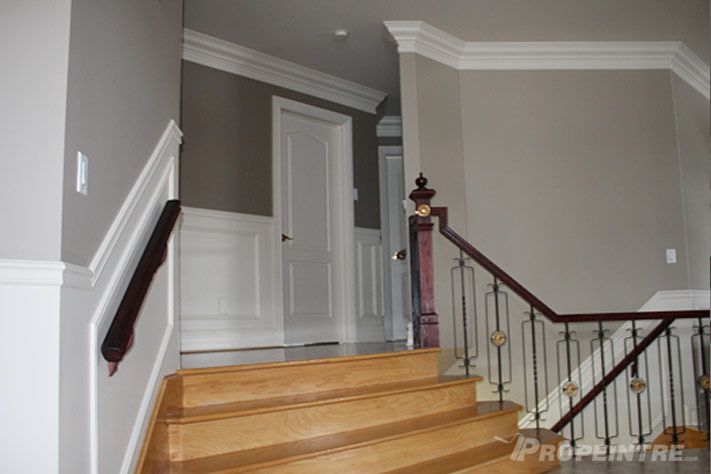 Escalier peint avec finition de boiseries blanches et murs gris