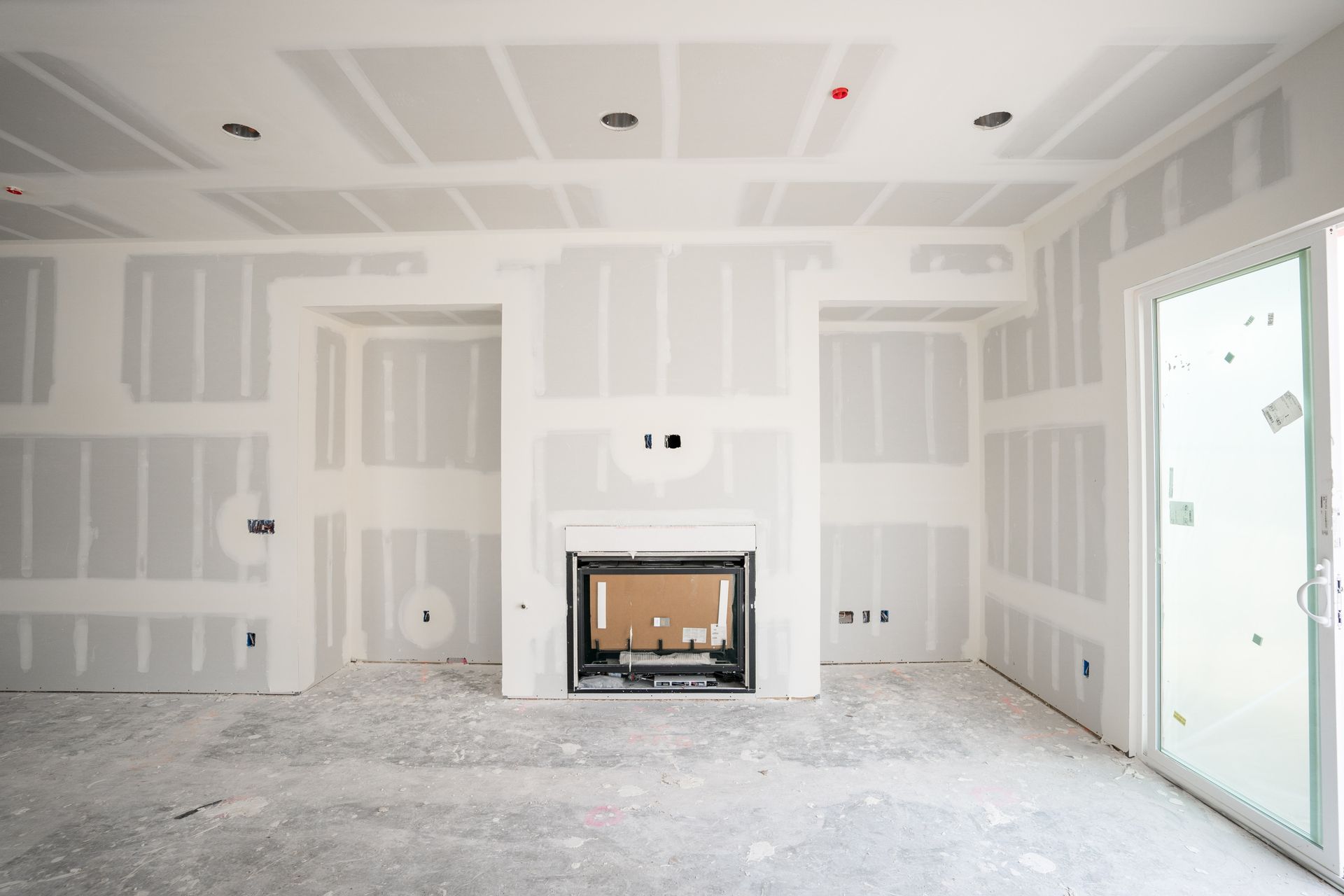 Une pièce vide avec une cheminée au milieu, reparation de platre residentiel interieur