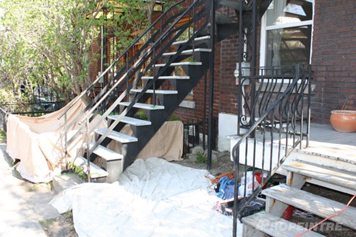 Escalier extérieur du chalet préparé pour peinture antirouille et finition