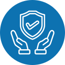 Un écusson bleu orné d'une coche, tenu par deux mains, symbolise la protection et la sécurité.