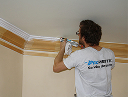 Peinture de plafond réalisée par un professionnel dans une pièce résidentielle