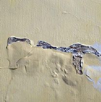 Mur avec peinture écaillée causée par dégât d’eau, réparé par Propeintre