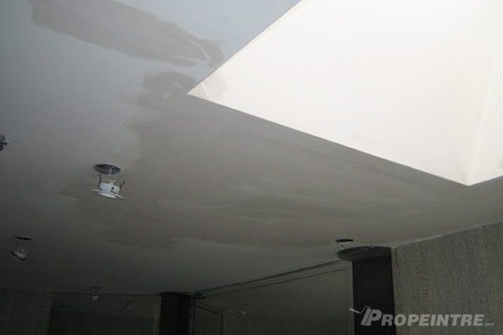 Plafond blanc avec lucarne, réparation de plâtre, dégât d’eau et finitions professionnelles