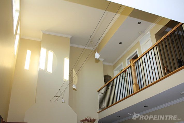 Mur beige pâle avec belle luminosité naturelle