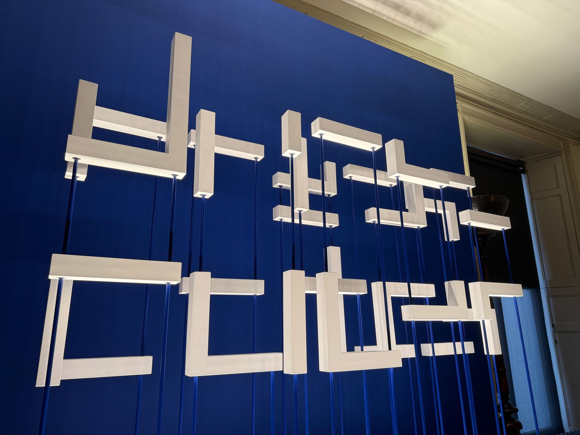 A blue and white sign with the word cities on it