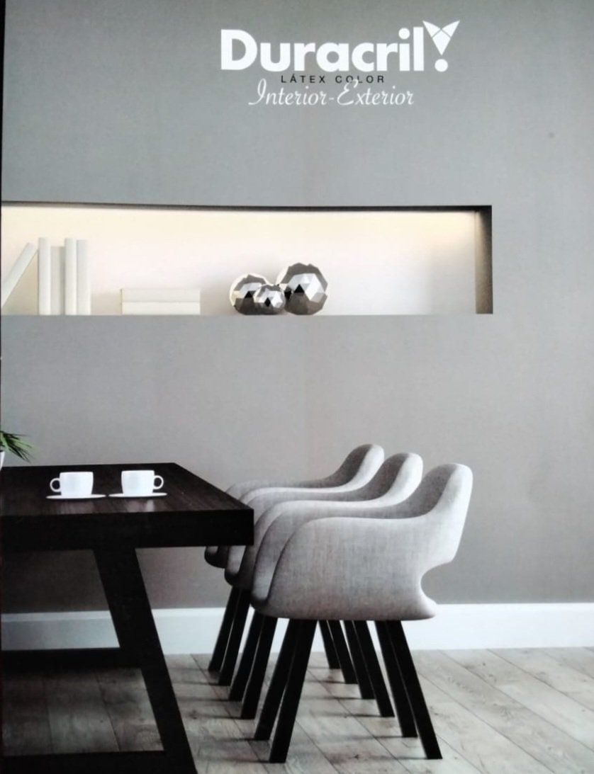 Habitación interior pintada con mesa de comedor y sillas; Anuncio de pintura Duracril.