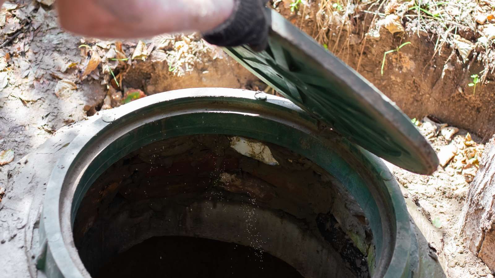 sewer scope inspection technician in texarkana opening up a sewer lid to run a scope inspection