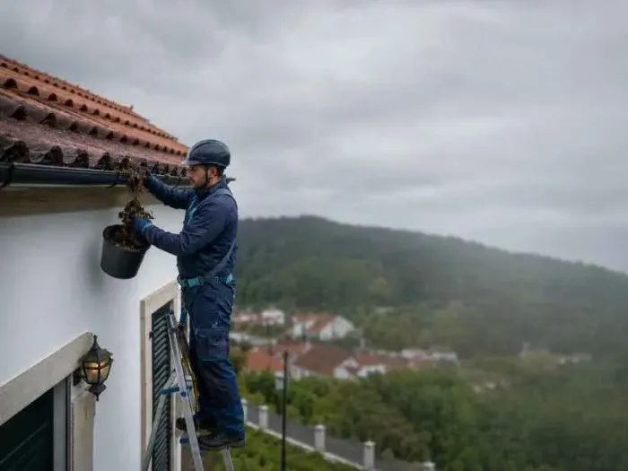 Limpeza de caleiras em altura com equipamento telescópico