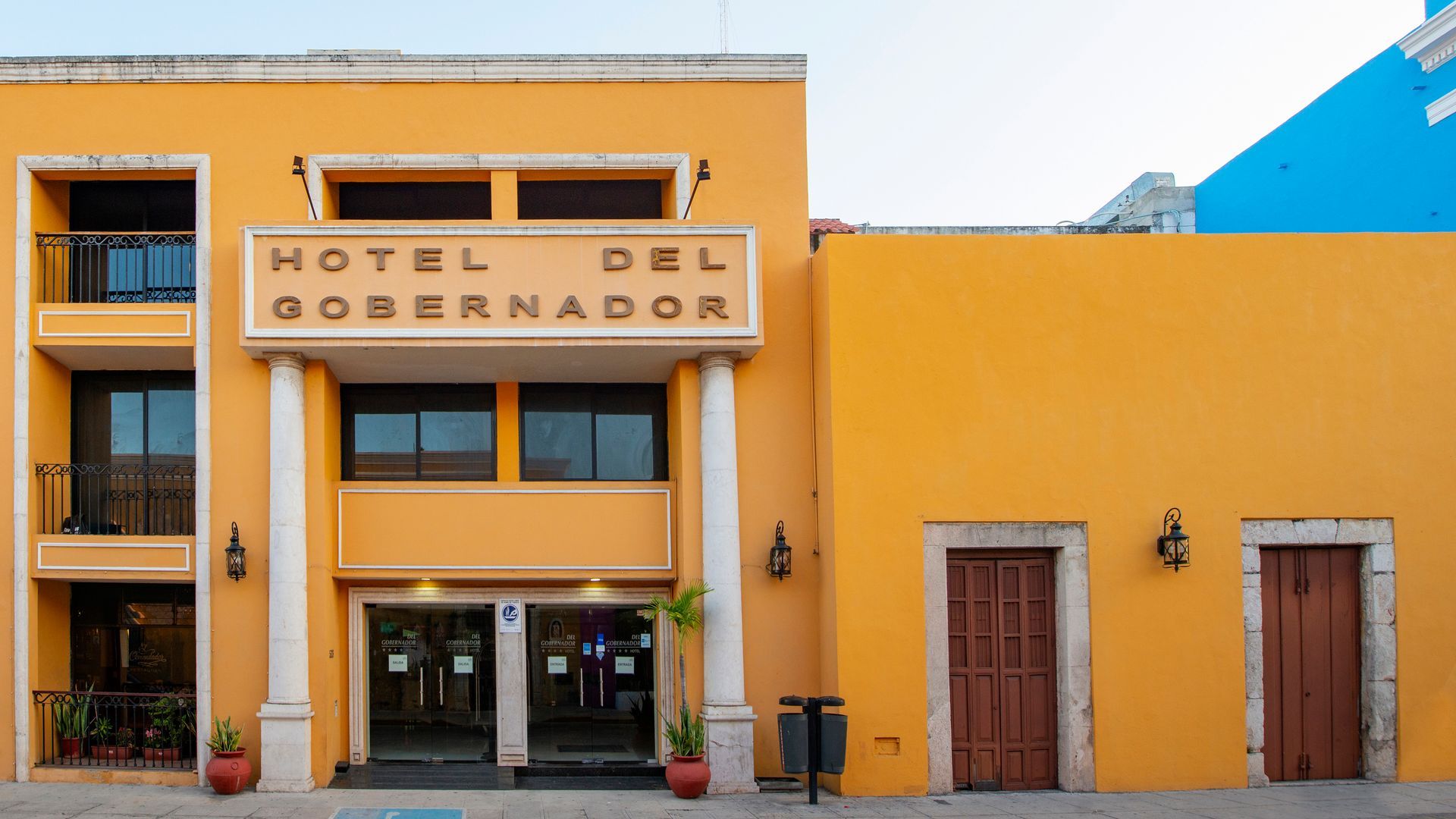 A yellow building with a sign that says hotel del gobernador