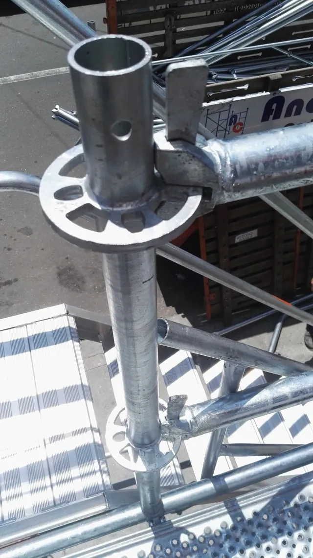 Andamio en la fachada de un edificio de ladrillo, con ventanas en construcción