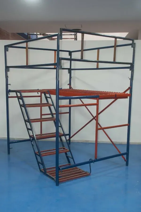 Estructura de andamios con escaleras y plataformas en una sala interior con suelo azul y pared blanca