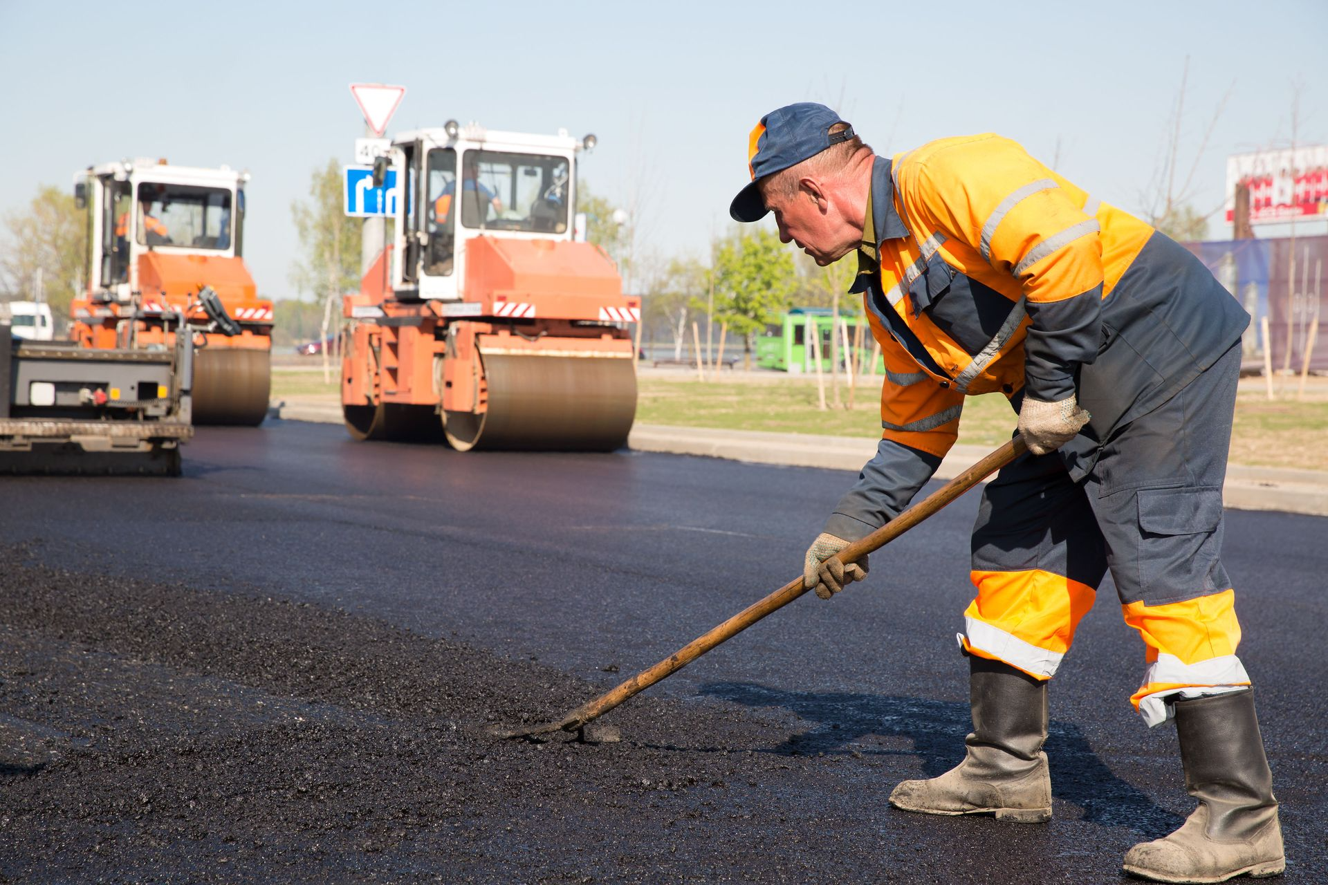 Asphalt paving crew installing a smooth surface in Nashville TN