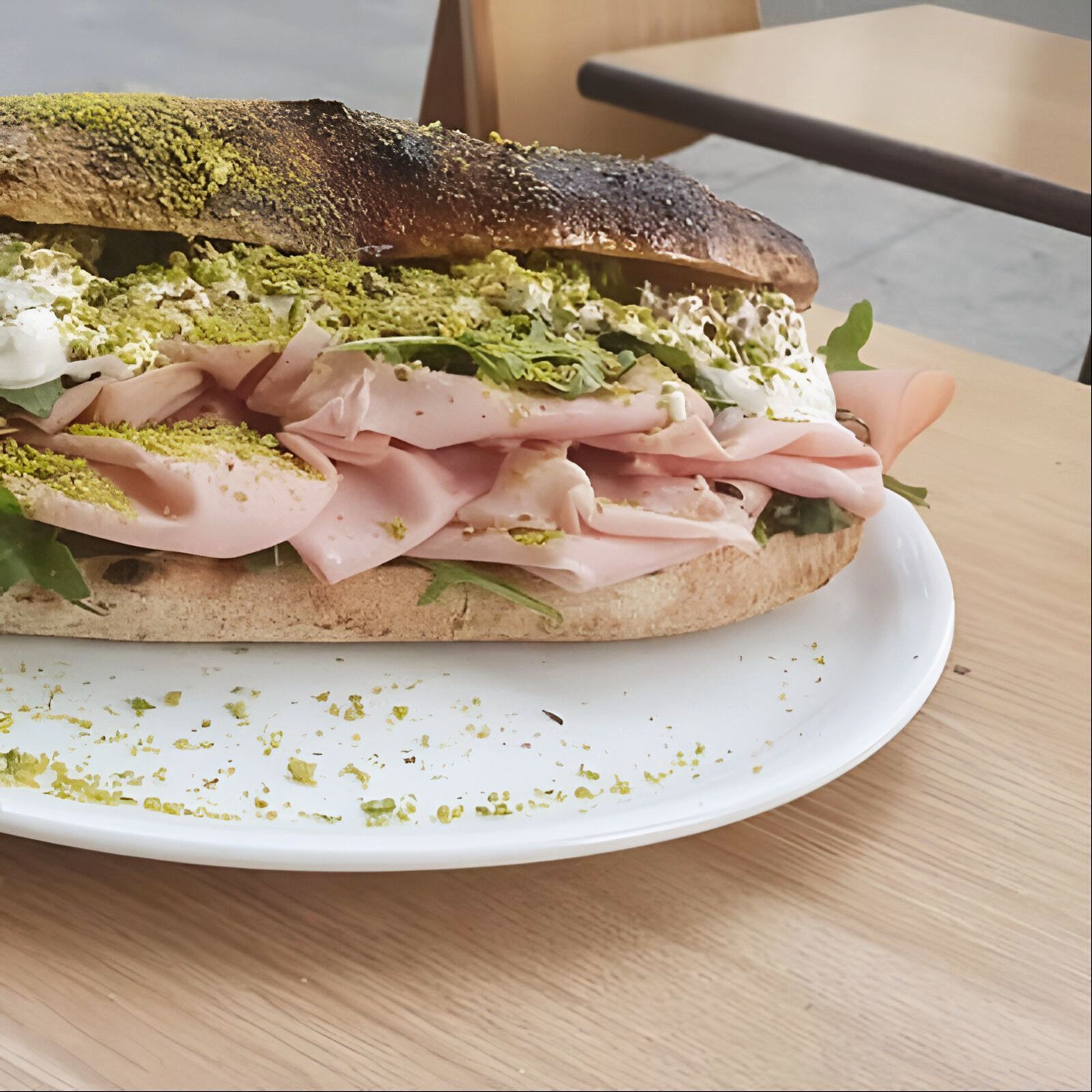 puccia con mortadella e granella di pistacchi
