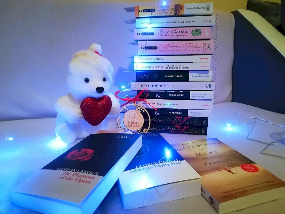 кутия с книга Book Box ENGLISH