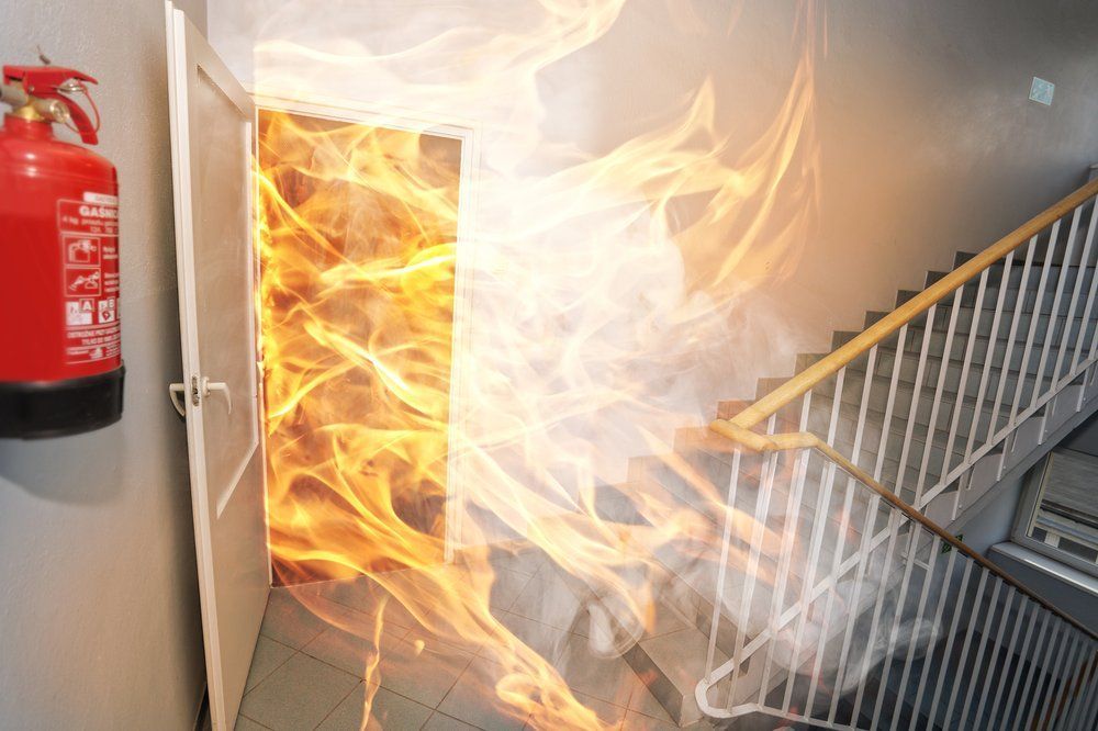 Un incendie s'est déclaré à partir d'une porte ouverte dans la cage d'escalier ; un extincteur était présent.