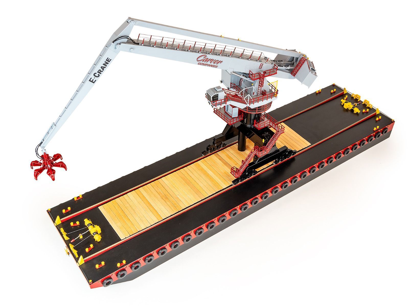 Metalen model van een kraan met klauwarm op een bak met houten dek.