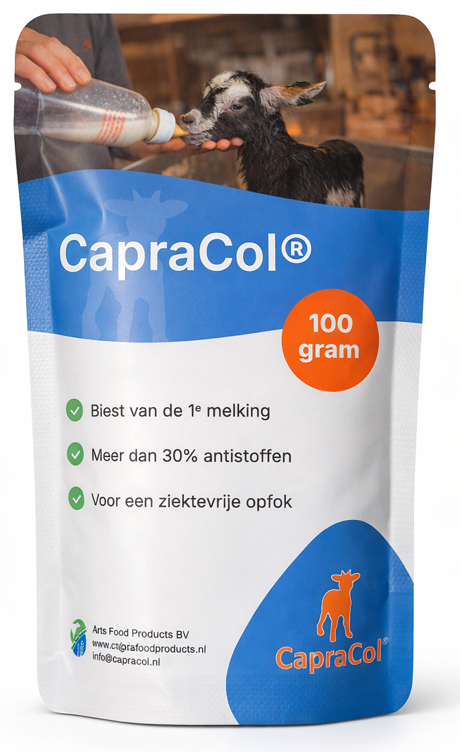 Foto van CapraCol biestvervanger met een foto van een lam die uit een fles drinkt. 