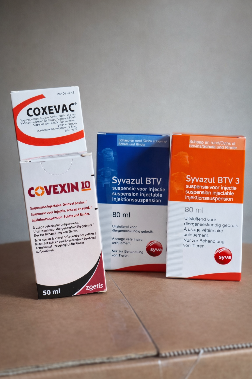 Verpakkingen van vaccins tegen blautong, Q koorts en Clostridium te zien. 
