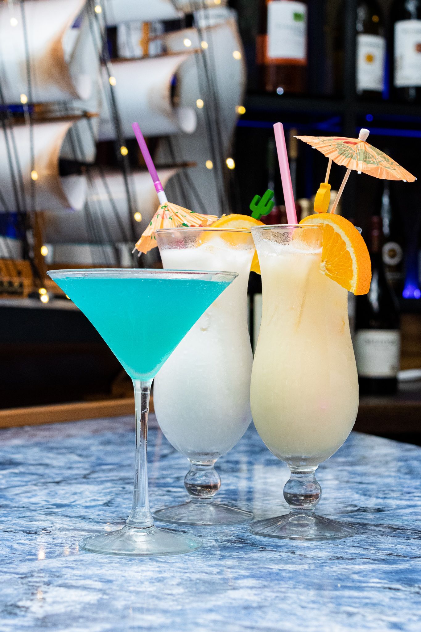 A couple of cocktails sitting on top of a table.