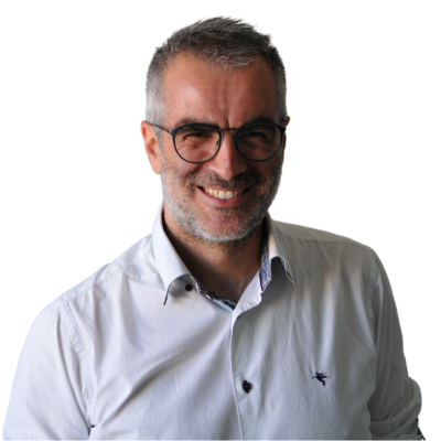 Uomo sorridente con gli occhiali e camicia bianca su sfondo bianco