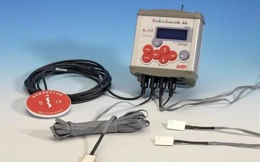Anemometro digitale portatile giallo e nero con display e sensore di velocità.