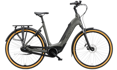 Zwarte elektrische fiets met bagagedrager en spatborden.
