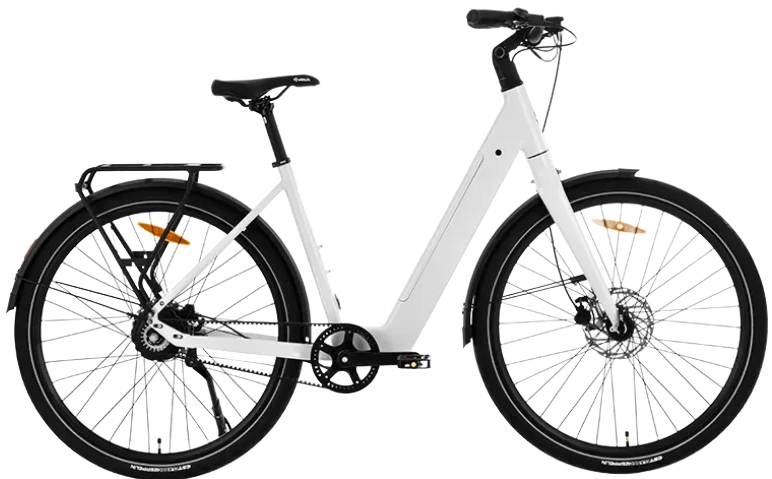 Witte elektrische fiets met lage instap, zwarte banden, spatborden en bagagedrager.