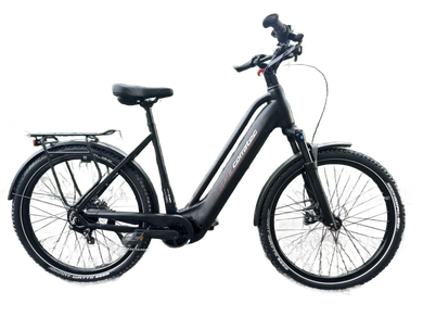 Lichtgrijze elektrische fiets met zwarte spatborden en bagagedrager.