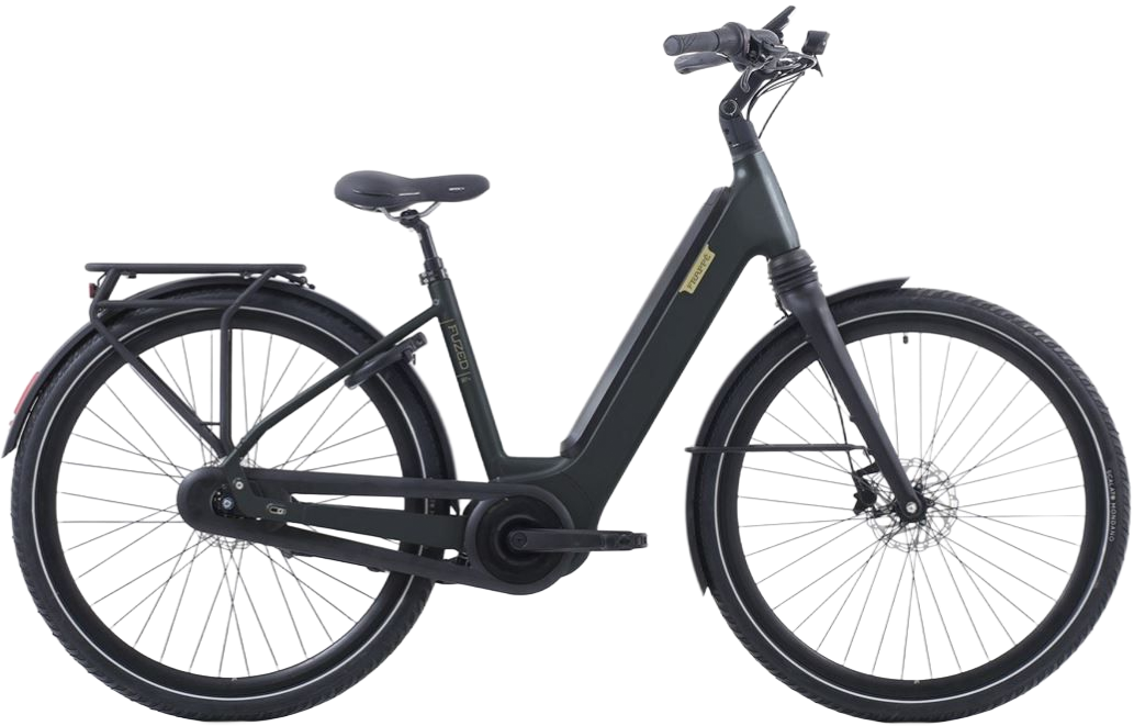 Lichtgrijze elektrische fiets met zwarte spatborden en bagagedrager.