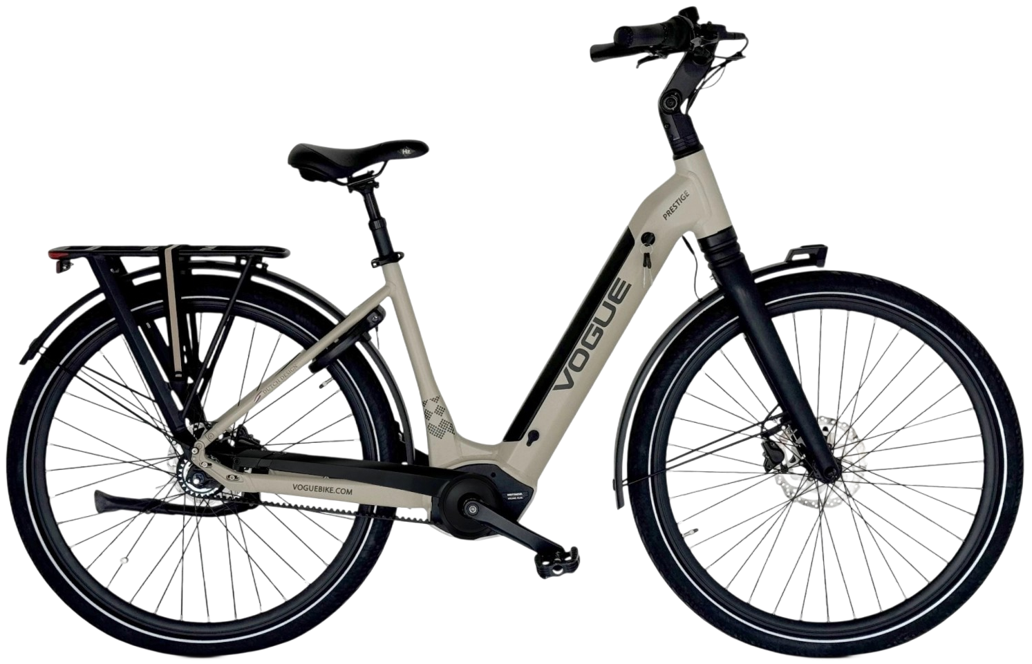 Lichtgrijze elektrische fiets met zwarte spatborden en bagagedrager.
