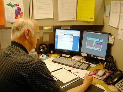Worker at computer — Kalamazoo, MI — Roto-Rooter of Southwest Michigan Worker at computer — Kalamazoo, MI — Roto-Rooter of Southwest Michigan