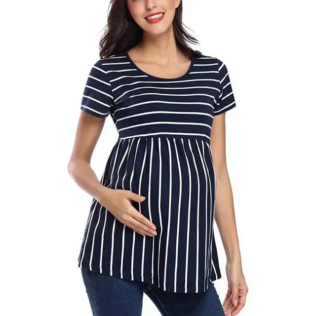 Mujer con top de rayas azul marino y blancas con cintura fruncida y vaqueros